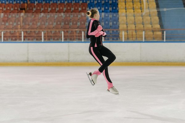 Quelles astuces pour maîtriser les figures en patinage artistique en solo ?